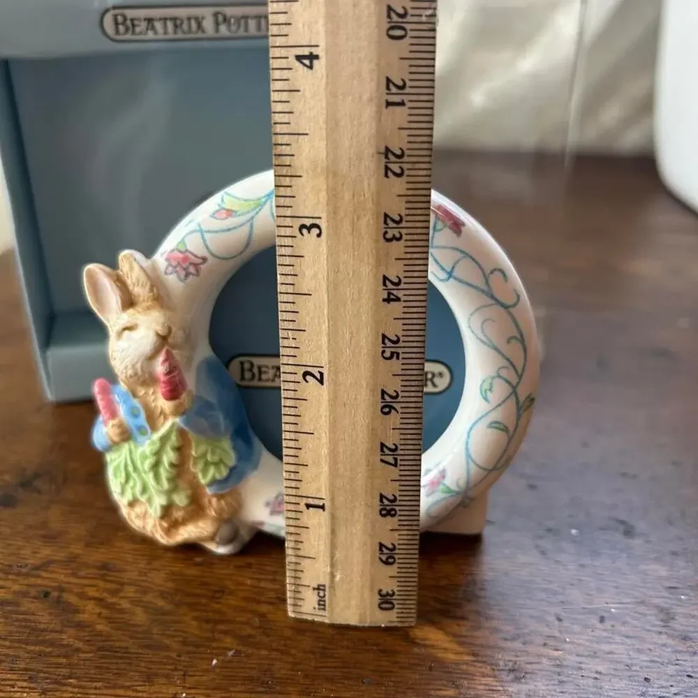 Vintage 1988 small ceramic Peter Rabbit circular photo frame in original box